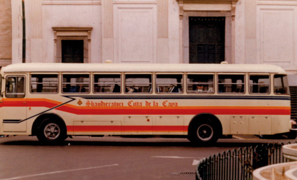Il primo Autobus del gruppo Sbandieratori Città de la cava