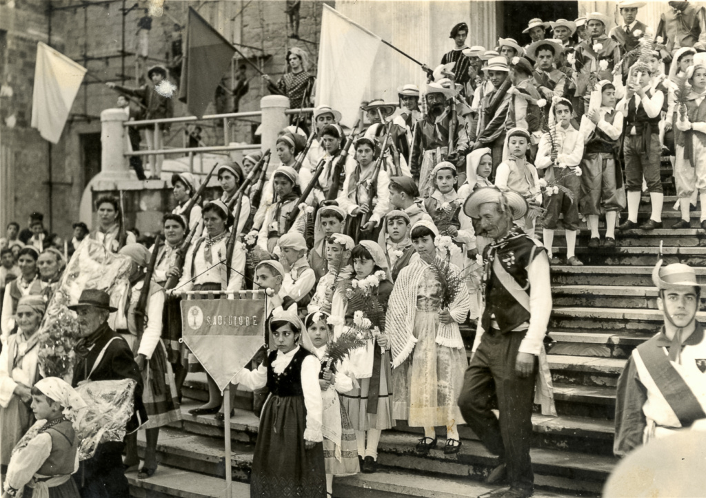 la Festa di Monte Castello in un'antica immagine di archivio