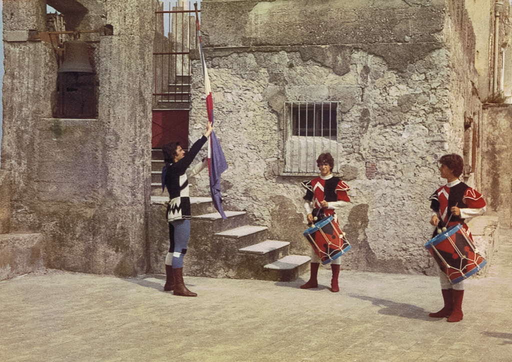 Immagini degli sbandieratori Città de Cava al Castello di Cava de' Tirreni