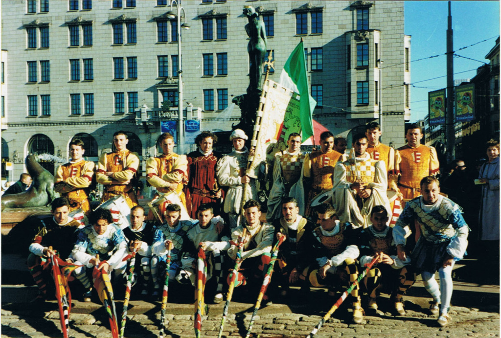 Gli Sbandieratori Città de La Cava in viaggio ad Helsinki nel 2000