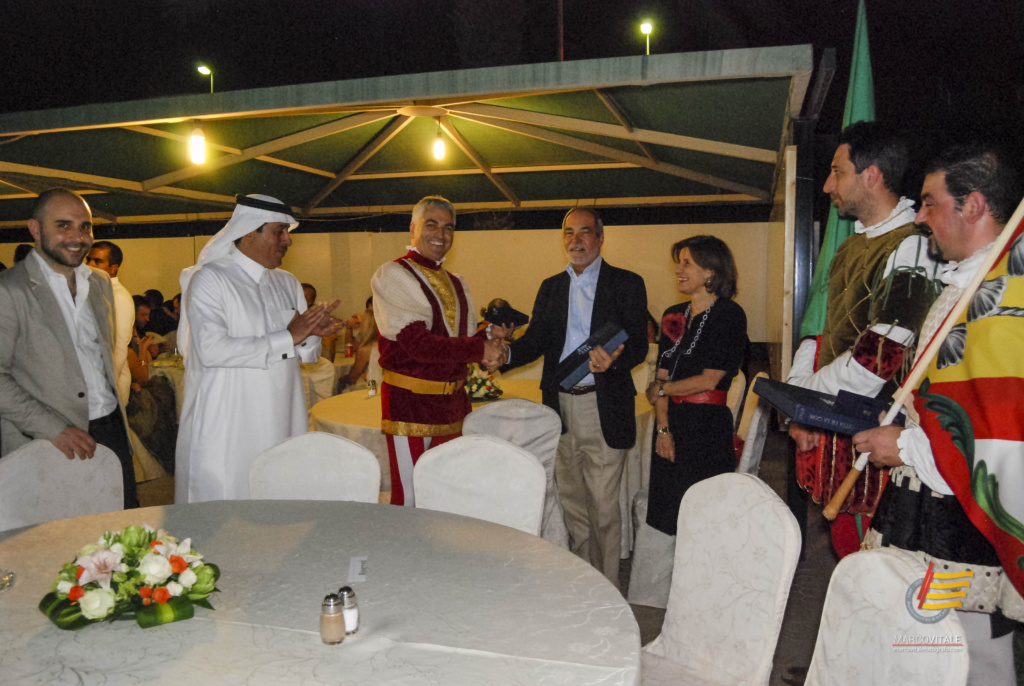 Scambio di doni tra l'ambasciatore italiano, il console, un funzionario del ministero della cultura araba ed il presidente Abate