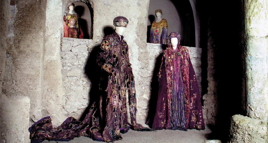 Mostra Internazionale del Costume  nelle catacombe della Badia di Cava