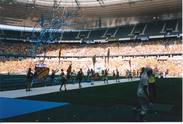 Gli Sbandieratori Città de La Cava a Parigi allo Stade De France nel 2000