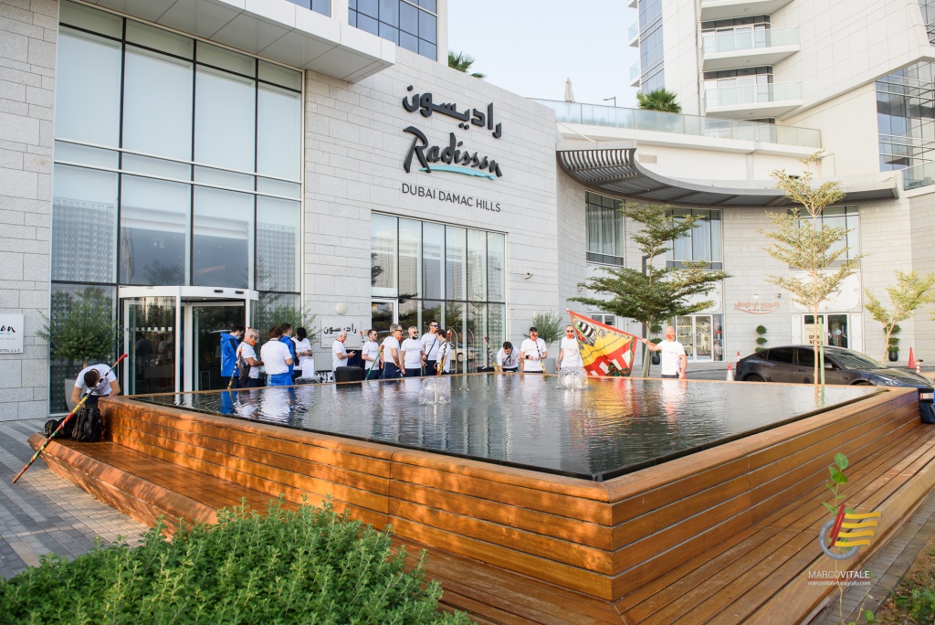 Sbandieratori al Radisson Damac Hills hotel a Dubai